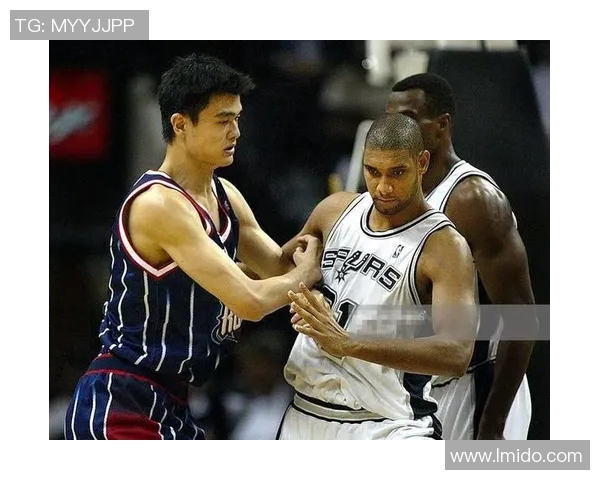 邓肯与姚明的友谊时刻：篮球场上的温情与传奇交汇